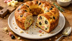 混ぜて焼くだけでふんわり香ばしい。チーズ×ハム×黒オリーブの塩味リングケーキ