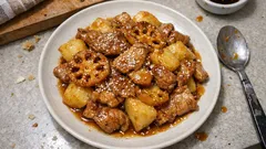 カリッと揚げ焼きで味しみ。れんこんとじゃがいもの甘酢炒め(豚こま入り)