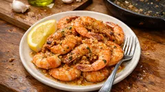 甘エビで作るガーリックシュリンプ—殻ごと香ばしく、レモンでさっぱり仕上げ