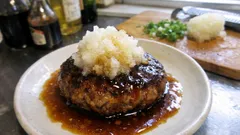 肉汁をムダにしない:レンジ2分で作る「おろし和風ハンバーグソース」の簡単レシピ