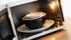 電子レンジで2皿同時に温める裏ワザ、深めの器で段差配置するだけ