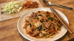 切って炒めるだけでごはんが進む:豚肉×キャベツ×もやしのキムチ炒め