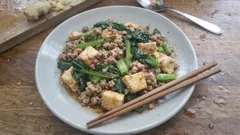 味覇で味が決まる:豚ひき肉×小松菜×絹ごし豆腐の中華炒め(崩れにくいコツ)