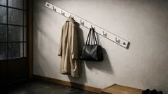 ダイソーのフック2つで玄関のバッグとアウターを壁面収納にする方法